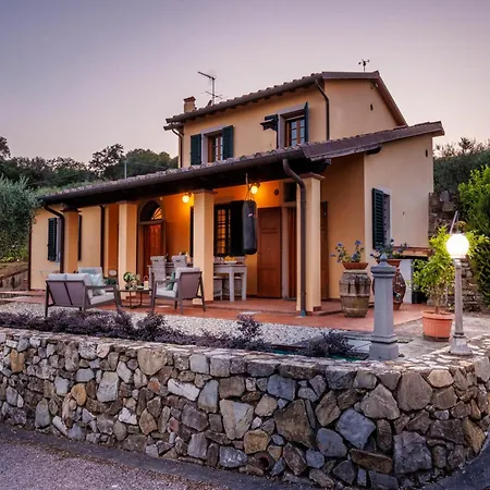 Elegant Retreat In The Heart Of 루카