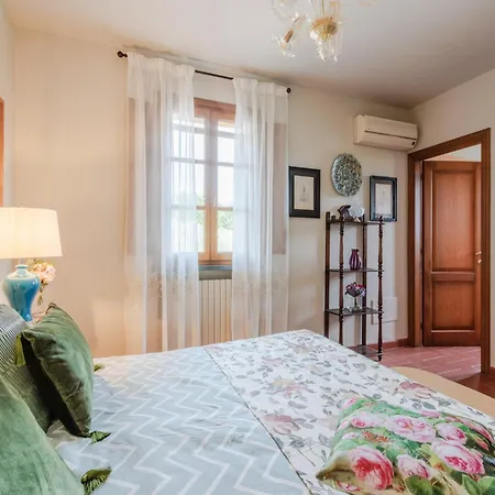 빌라 Elegant Retreat In The Heart Of