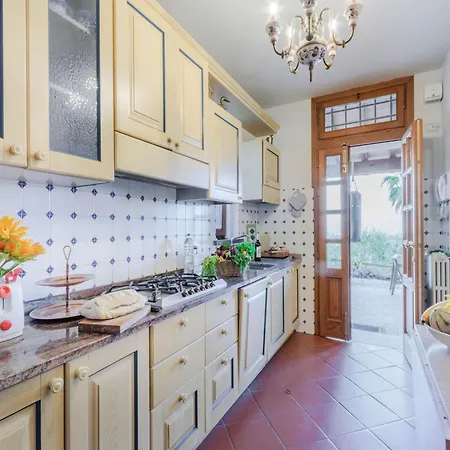 빌라 Elegant Retreat In The Heart Of 루카