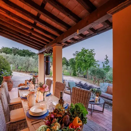 Elegant Retreat In The Heart Of 빌라