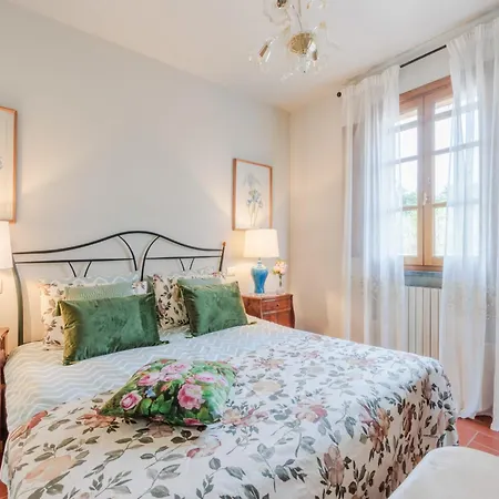 Elegant Retreat In The Heart Of 빌라